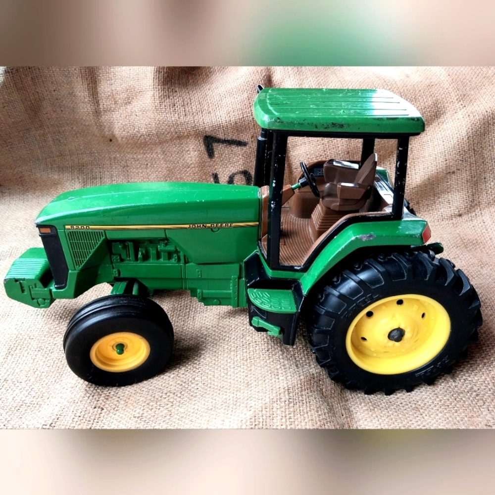 1/16 JOHN DEERE 8200 W/STRIPE DECAL NO Box ERTL Steering Mechanism Intact